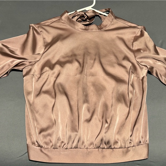 Express Cropped Blouse with Partial Open Back - Picture 3 of 9